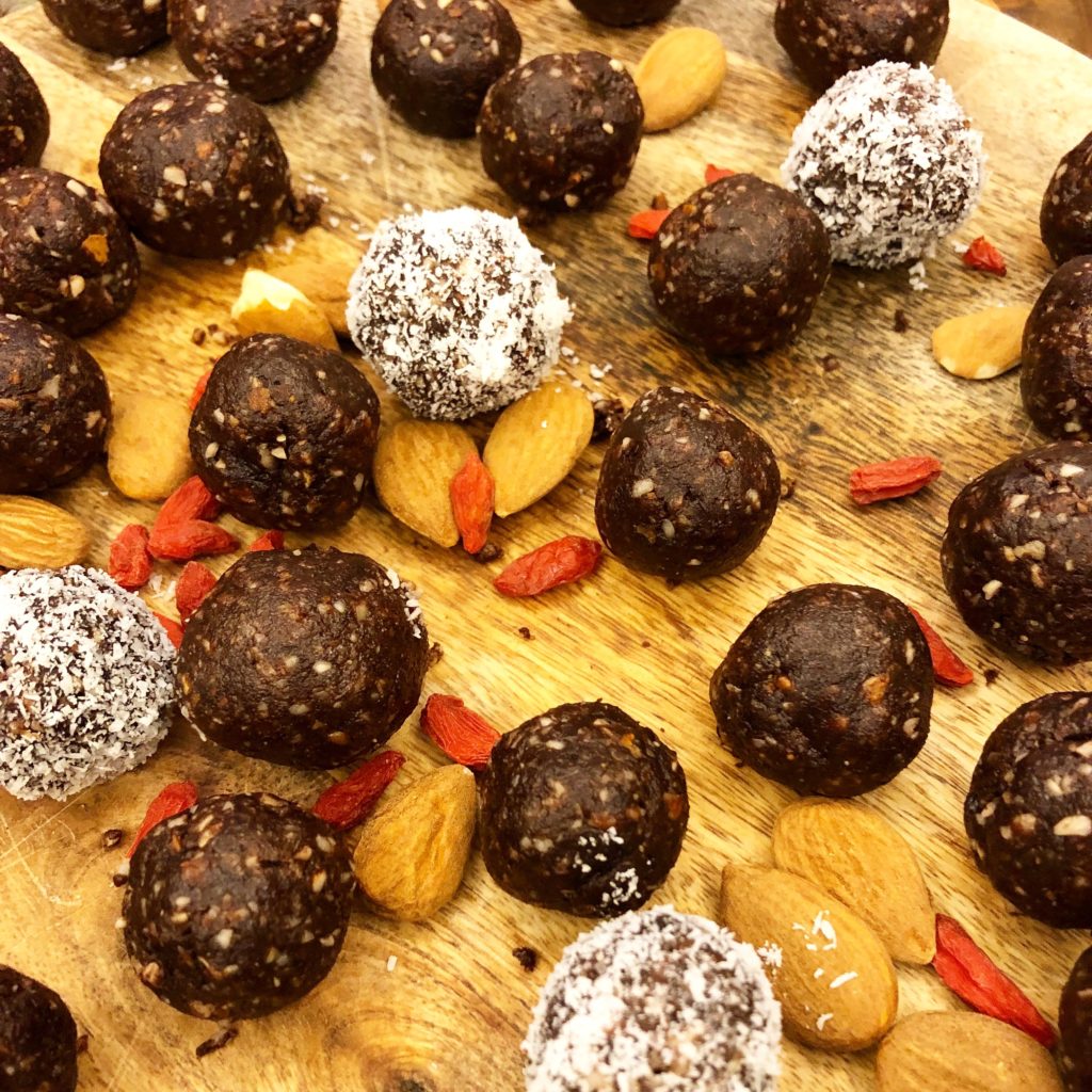 Energy Balls Aux Amandes Dattes Et Cacao Andorfine Kitchen